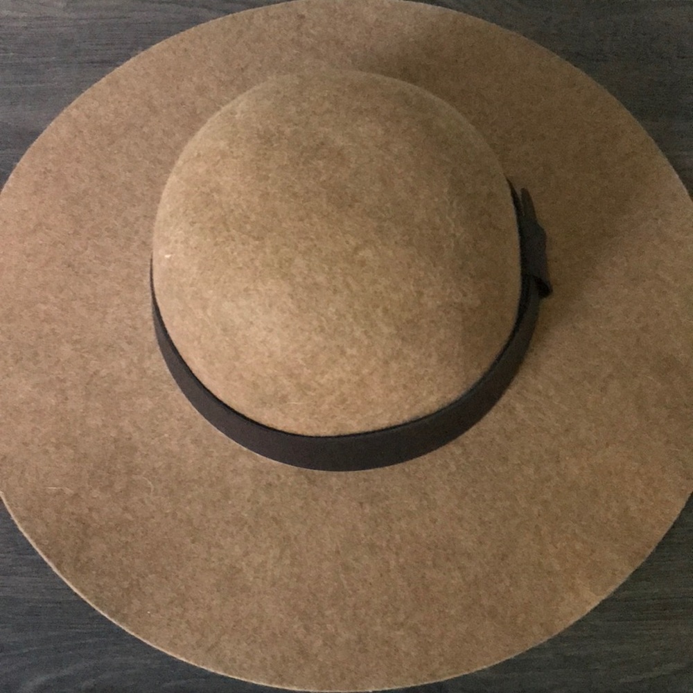 Wide brim hat